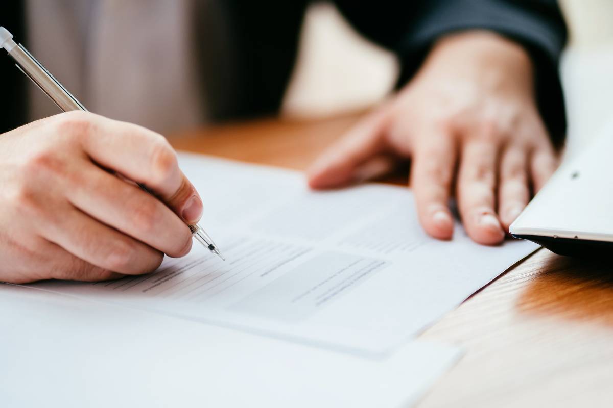 Persona che firma documenti