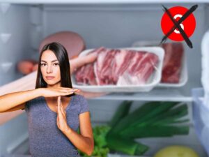 donna che mette carne in frigo con un'altra che fa stop con le mani ed x nera su numero 3