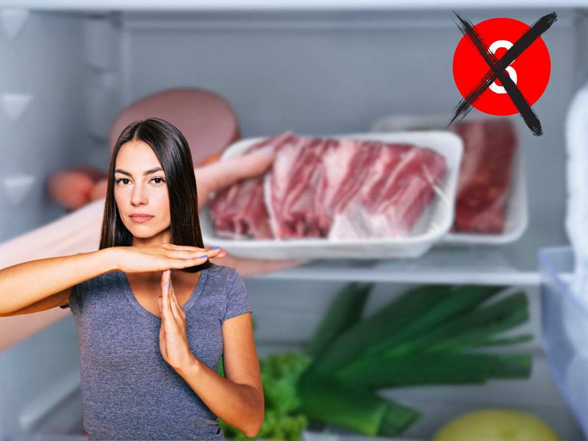 donna che mette carne in frigo con un'altra che fa stop con le mani ed x nera su numero 3