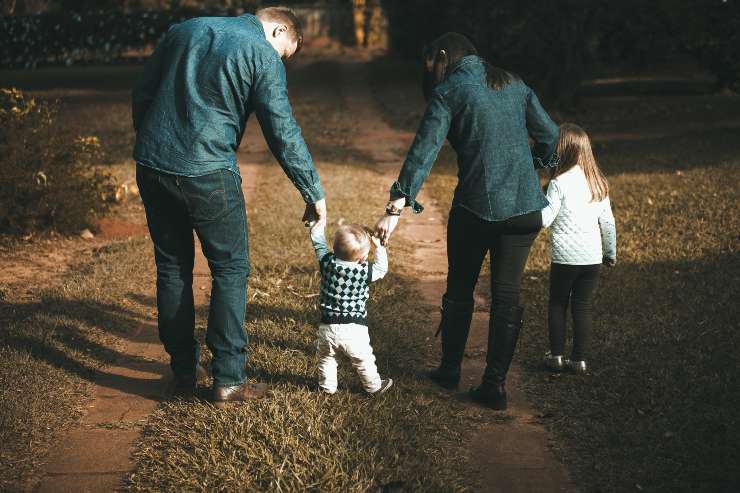 Famiglia al completo, papà, mamma e due bambini