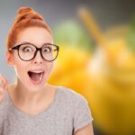 Donna stupita e sfondo con frullato giallo