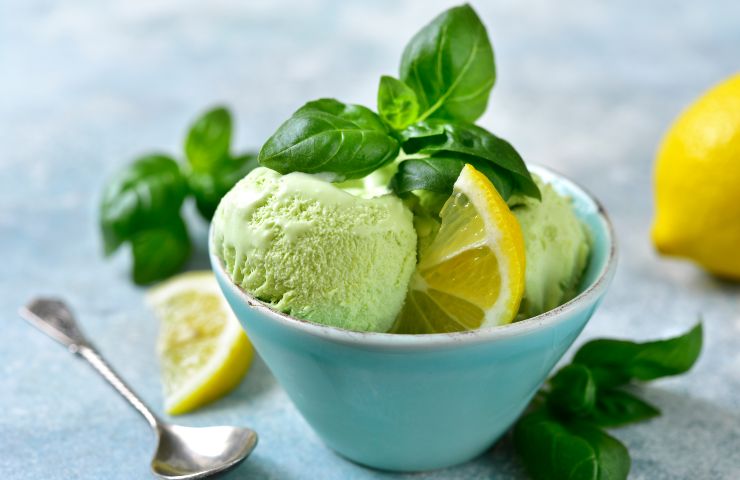 gelato al basilico in coppa azzurra con fettina di limone