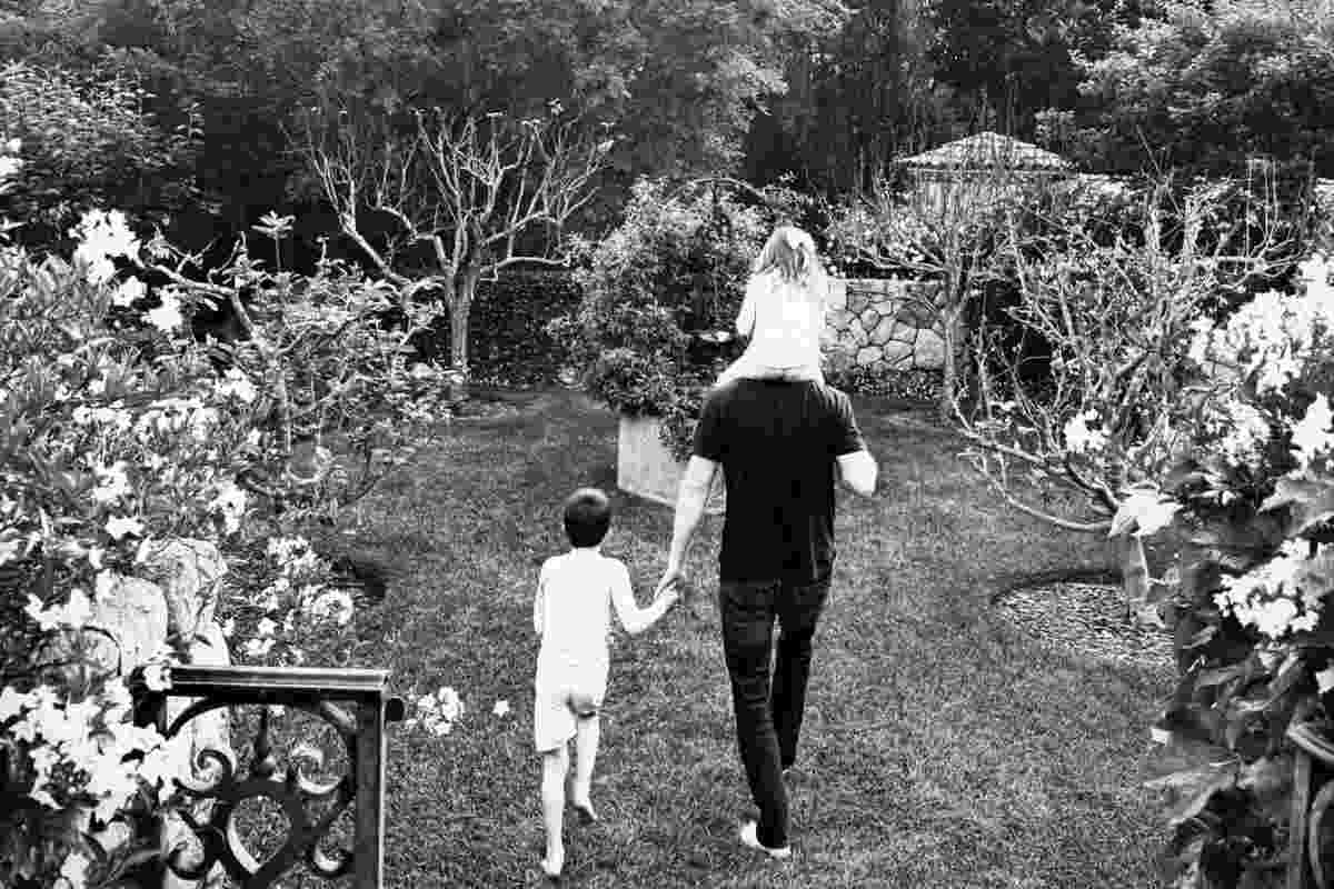 harry con i figli lilibet e archie nel giardino di casa