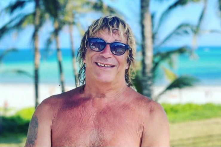 Enzo Paolo Turchi al mare con occhiali da sole