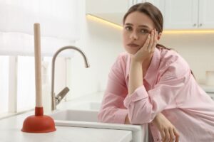 donna appoggiata su lavandino cucina e sturalavandino