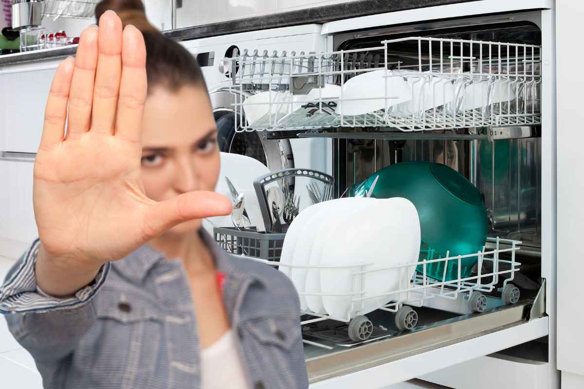 lavastoviglie aperta e donna con mano gesto stop