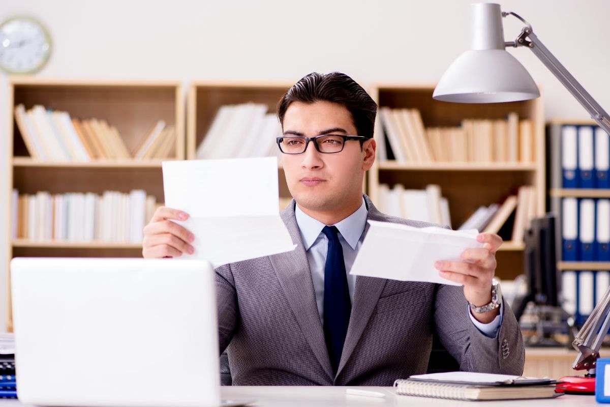uomo al pc che leggere lettera