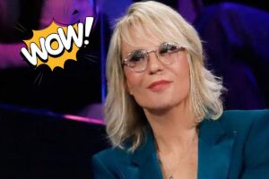 Maria de filippi primo piano e scritta wow