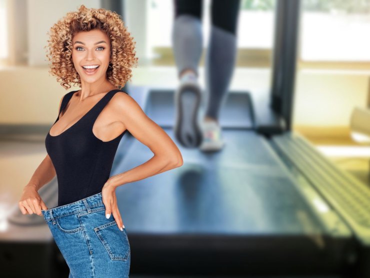 Donna che mostra dimagrimento e persona che corre