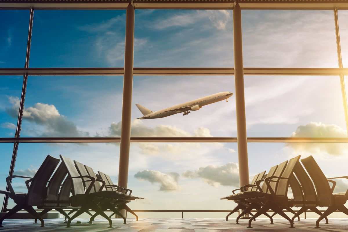 Aereo dentro aereoporto in decollo