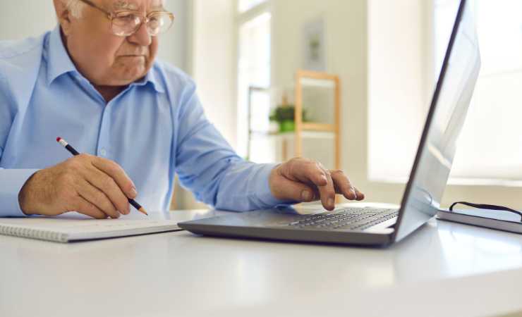 Uomo anziano utilizza il computer
