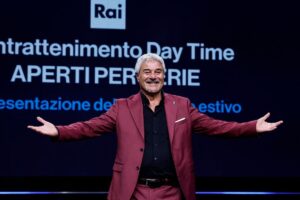 Pino Insegno a braccia aperte