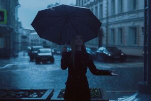 Ragazza con l'ombrello
