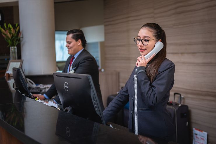 Lavoratori impegnati in ufficio
