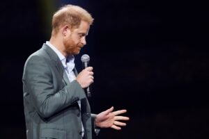 Il principe Harry tiene un discorso durante un evento ufficiale