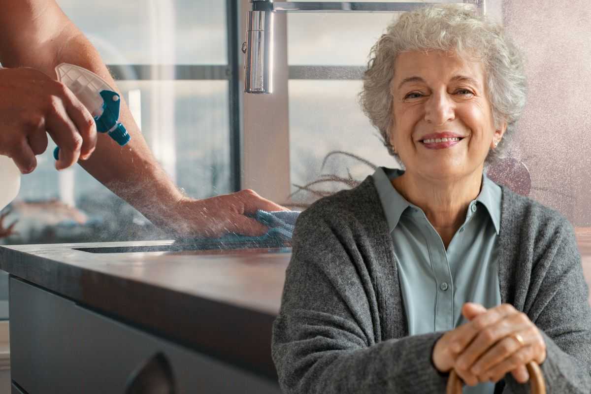 Pulire casa e nonna felice