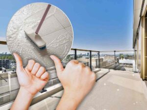 donna segno ok su balcone e spazzolone