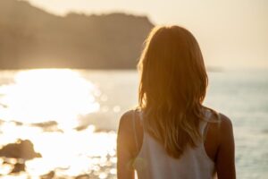 Ragazza che osserva il mare