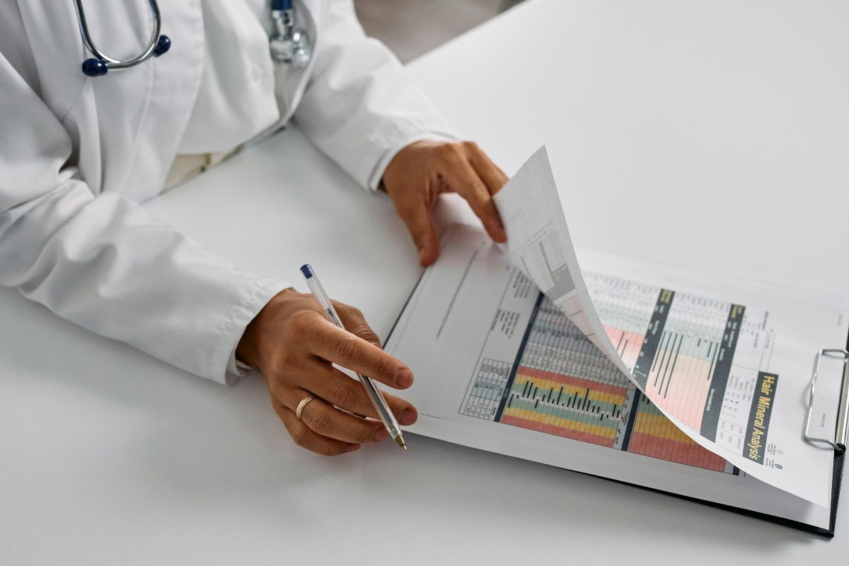 Medico redige referto