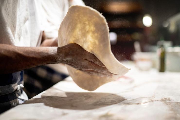 Pizzaiolo con pizza