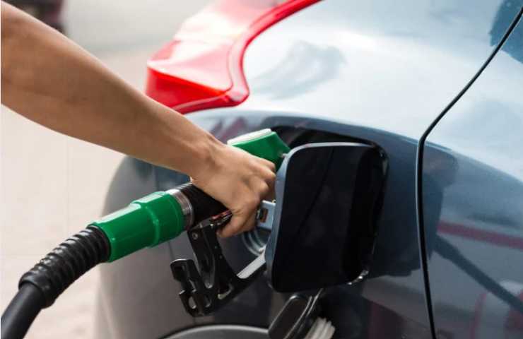 Persona che fa benzina