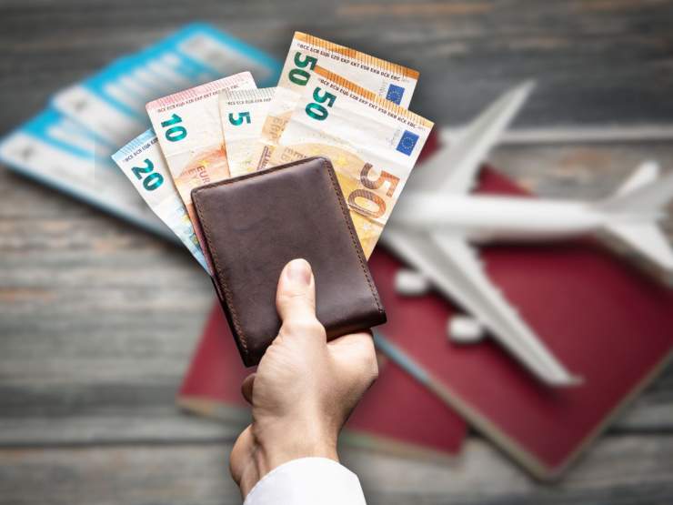 euro, passaporto e aereo