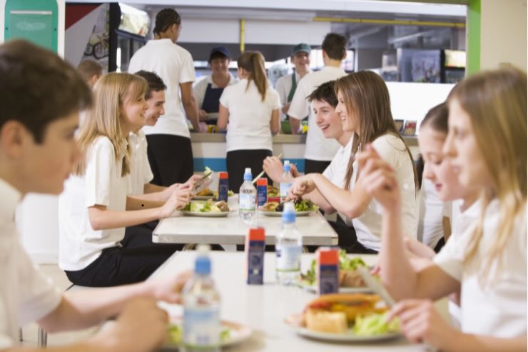 ragazzi e ragazze alla mensa scolastica