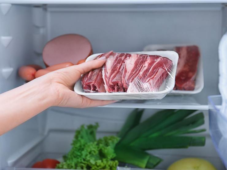 mettere carne in frigo