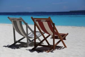 Spiaggia con due sdraio