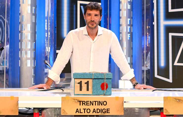 Stefano De Martino ed un pacco di Affari Tuoi