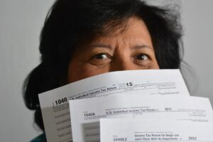 Signora con in mano le fatture da pagare