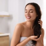 donna felice con capelli puliti