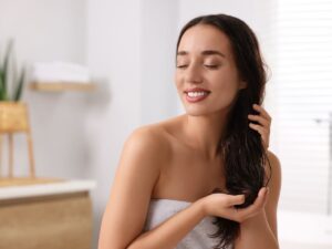 donna felice con capelli puliti