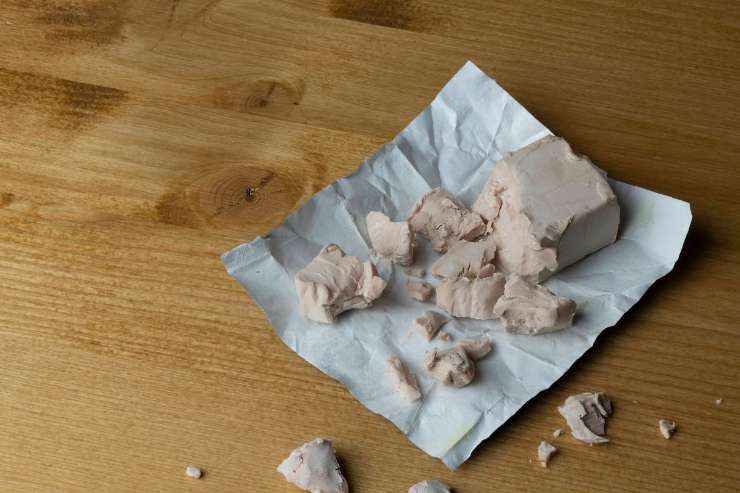 lievito in cubetti in pezzettini su foglio