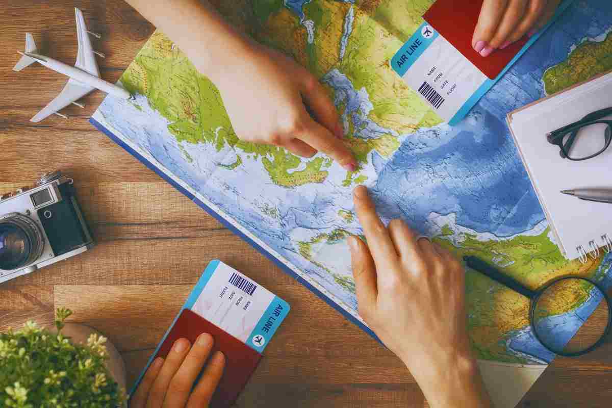 Persone che indicano una meta su una mappa