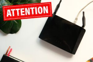 modem wi-fi scritta attenzione foglia e quaderno