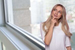Donna stupita che guarda zanzariere