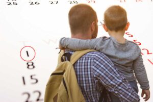 Padre con figlio in braccio