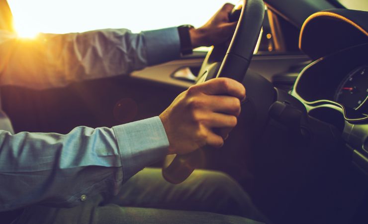 Automobilista in auto