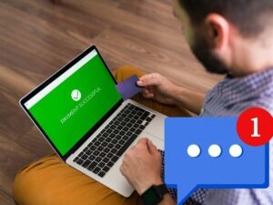 Uomo effettua bonifico simbolo Sms