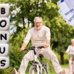 Persone felici in bicicletta e soldi