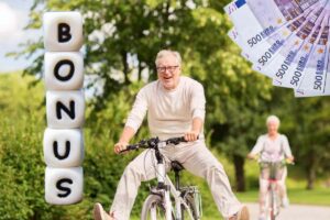 Persone felici in bicicletta e soldi