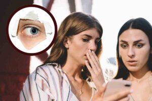 Ragazze spaventate al cellulare