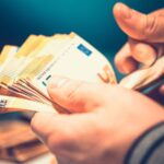 Uomo conta banconote euro