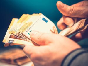 Uomo conta banconote euro