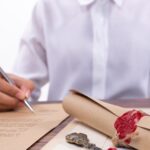 Uomo firma testamento eredità