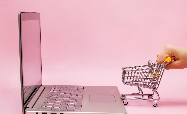 Computer mano spinge piccolo carrello