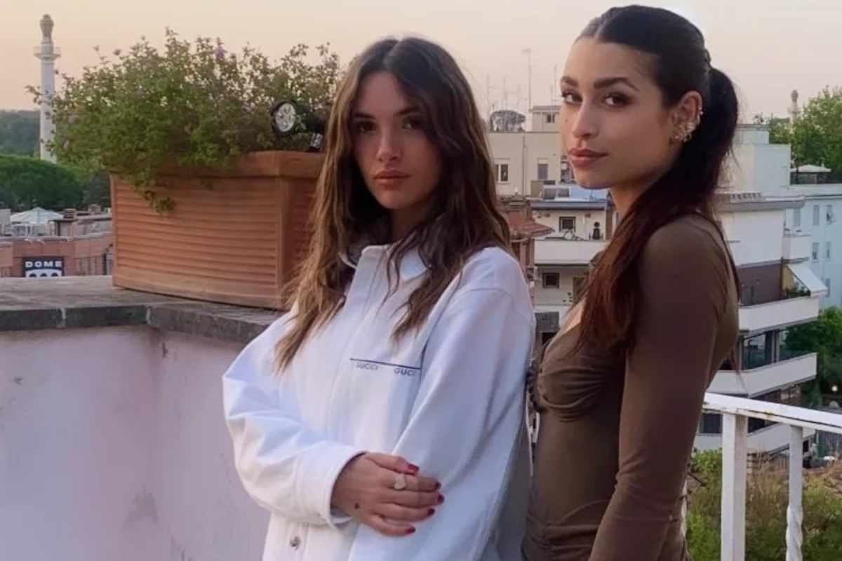 Nadia su una terrazza insieme ad un'amica