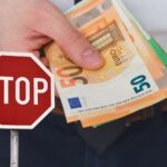 Uomo tiene mano banconote segnale stop