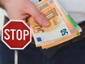 Uomo tiene mano banconote segnale stop